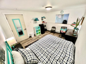 Private Room with Shared Bathroom on the 1st Floor 10 Minutes Walk to UW